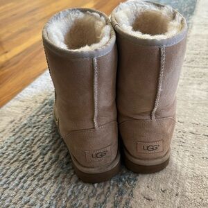 Uggs, classic sand color size 8